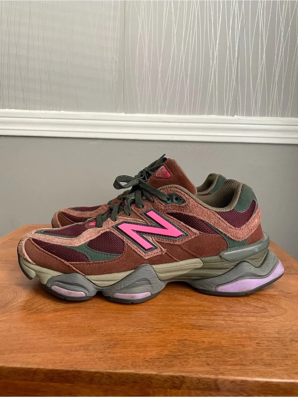 New Balance 9060 Burgundy Pink Sneakers Men’s Size 9 Suede Mesh Chunky Dad Shoes